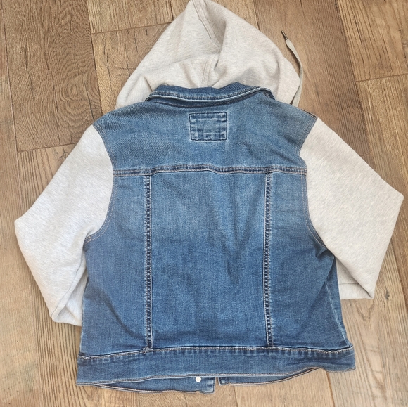 Hooded jean jacket size M (juniors) - Picture 2 of 5